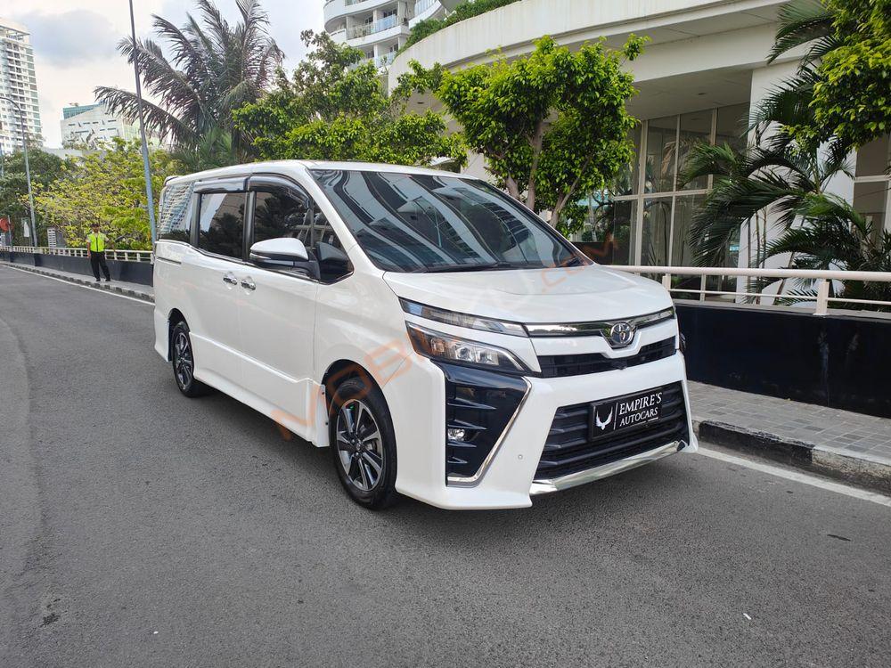 Mobil Toyota Voxy 2018
