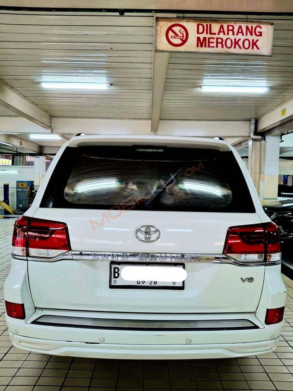 Mobil Toyota Land Cruiser 2013
