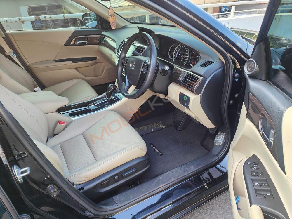 Mobil Honda Accord 2016