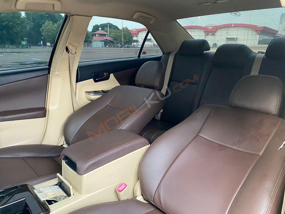 Mobil Toyota Camry 2015