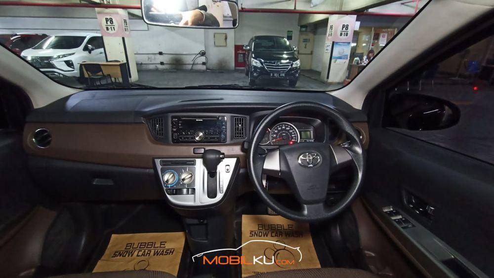 Mobil Toyota Calya 2019