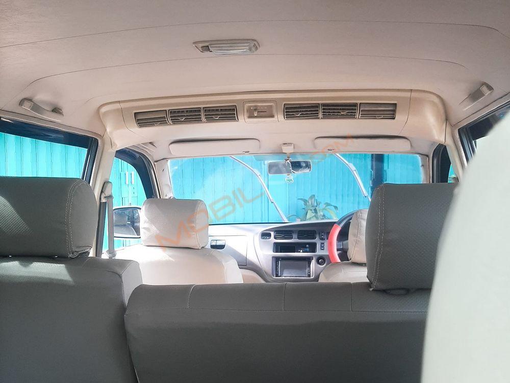 Mobil Toyota Kijang 2004