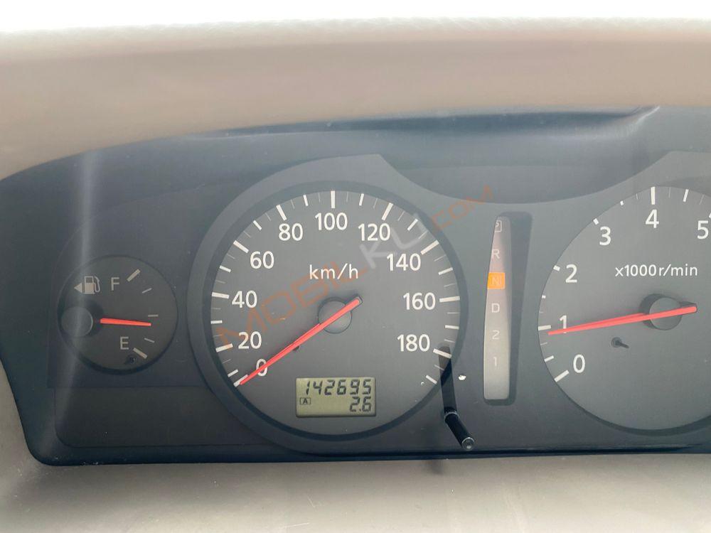 Mobil Nissan Serena 2011