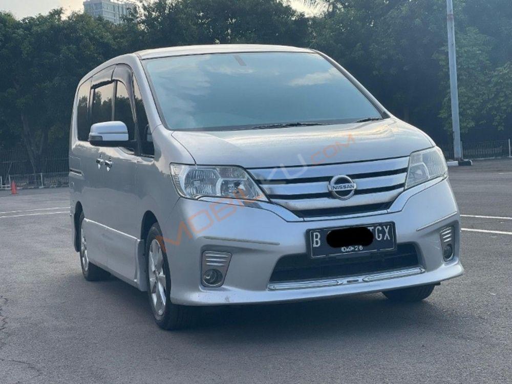 Mobil Nissan Serena 2013