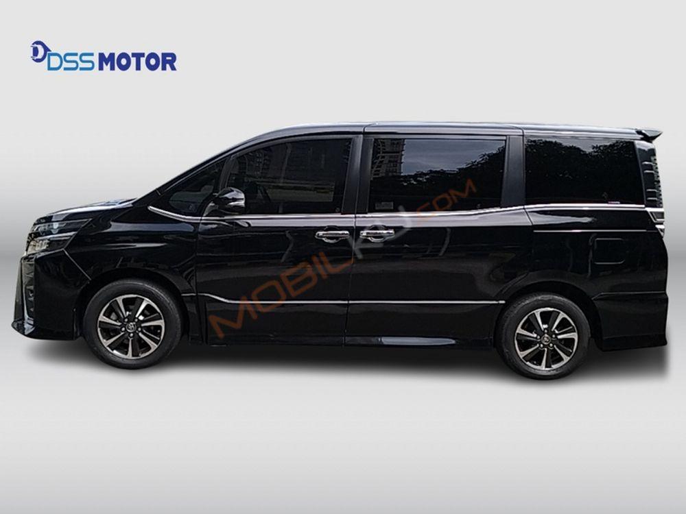 Mobil Toyota Voxy 2019