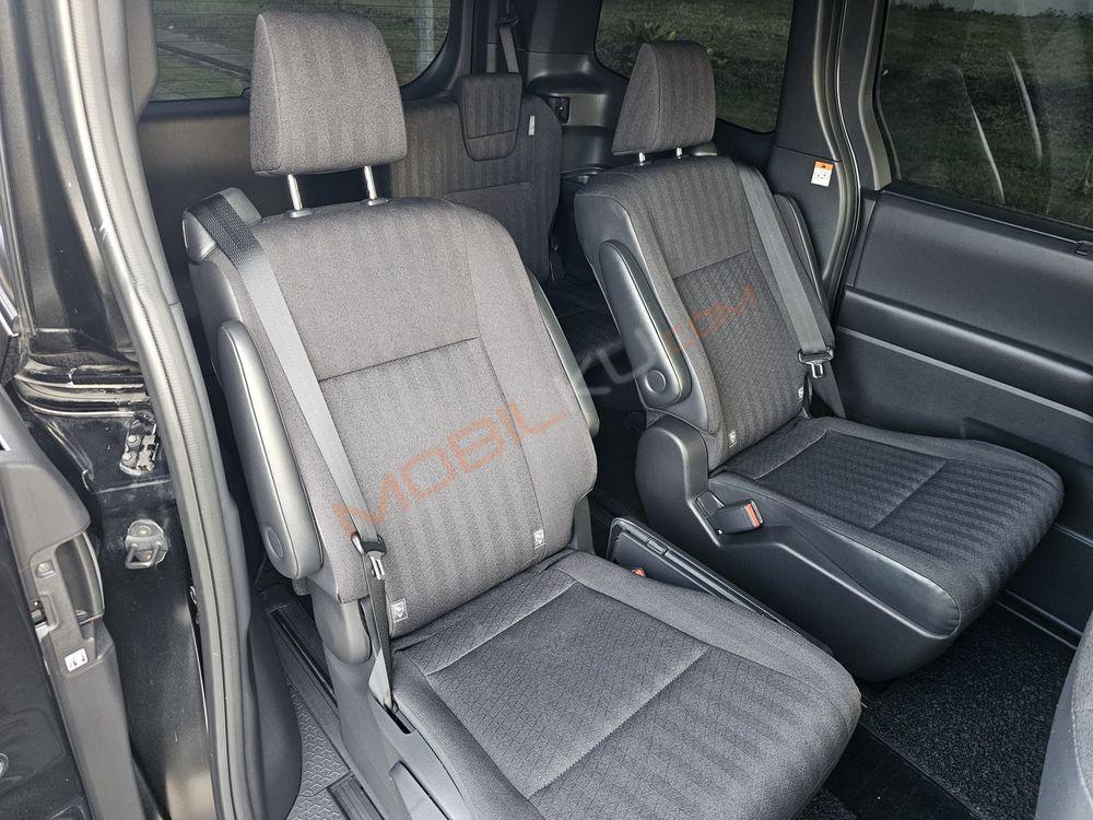Mobil Toyota Voxy 2022
