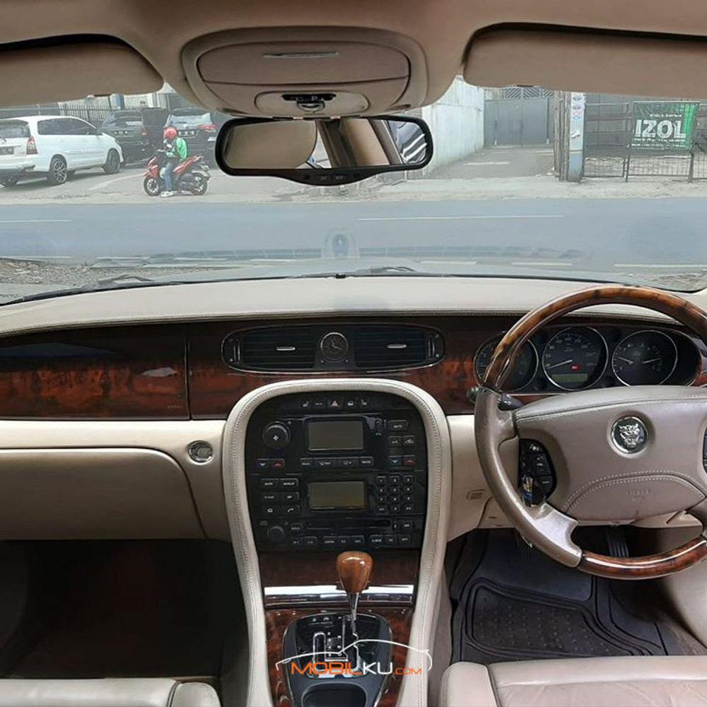 Mobil Jaguar XJ 2004
