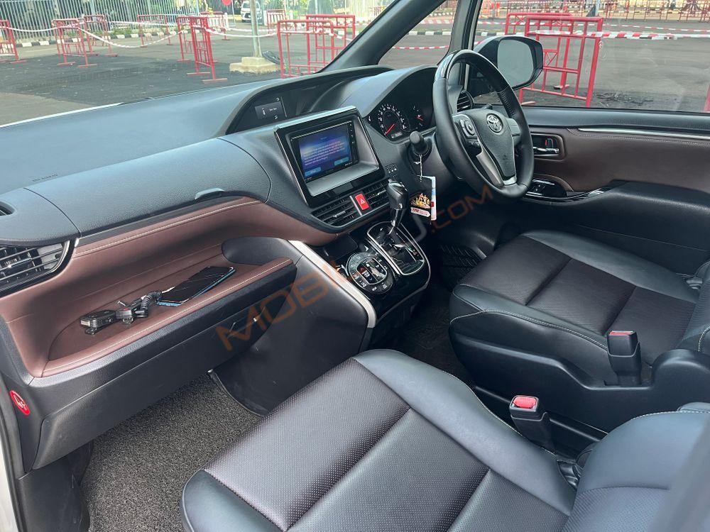 Mobil Toyota Voxy 2019