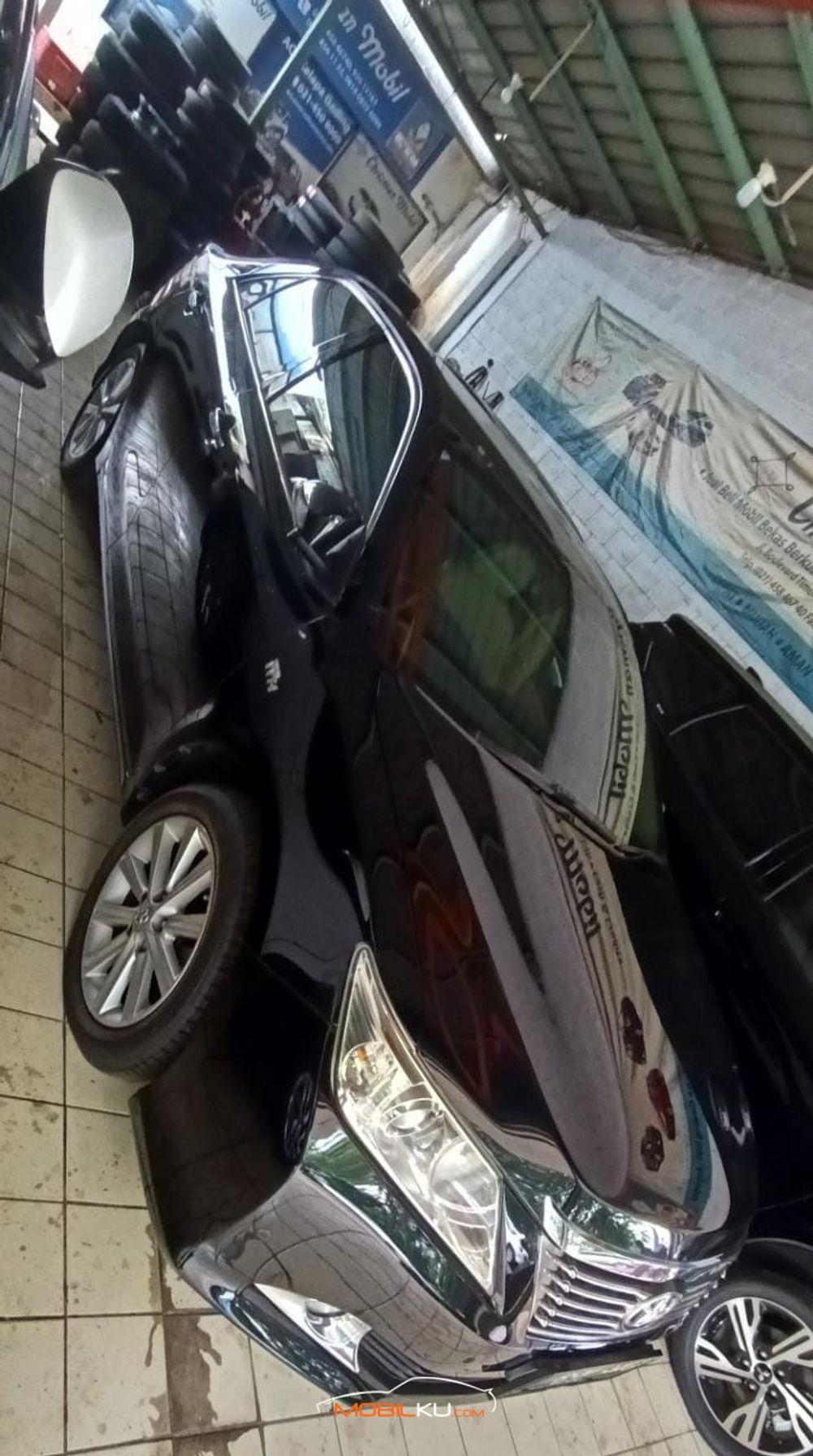 Mobil Toyota Camry 2012