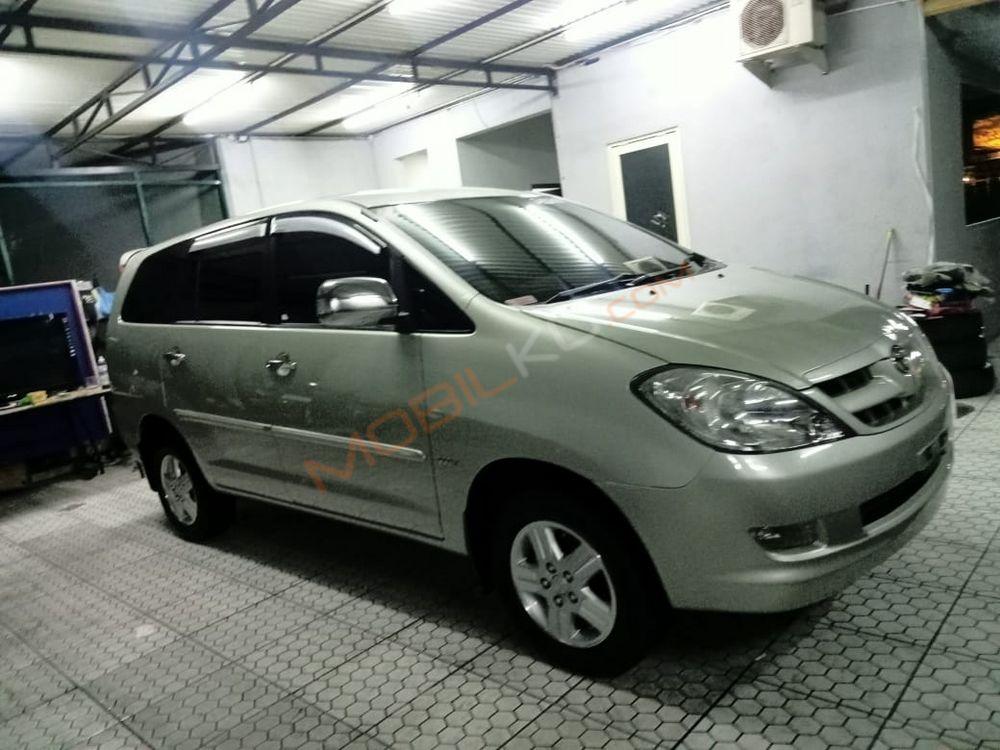Mobil Toyota Kijang Innova 2005