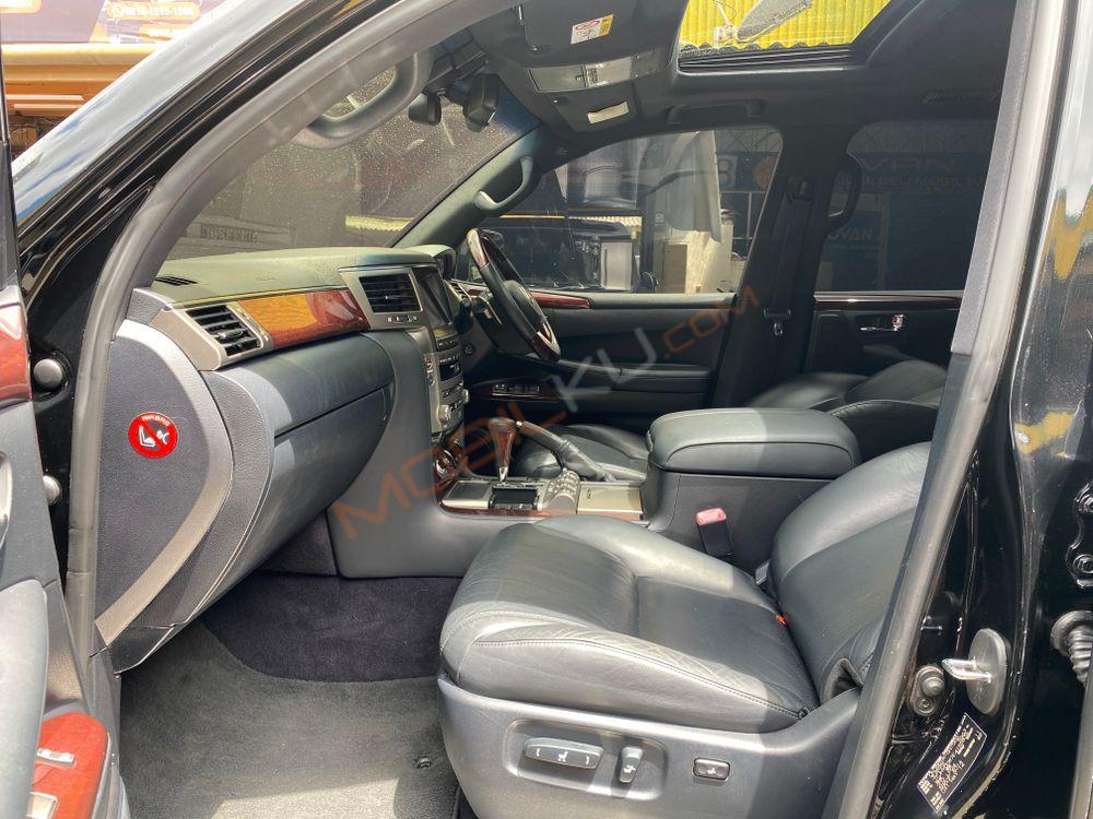 Mobil Lexus LX 2025