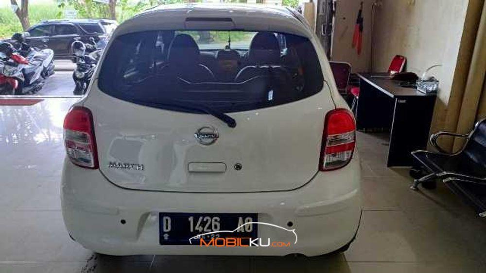 Mobil Nissan March 2012