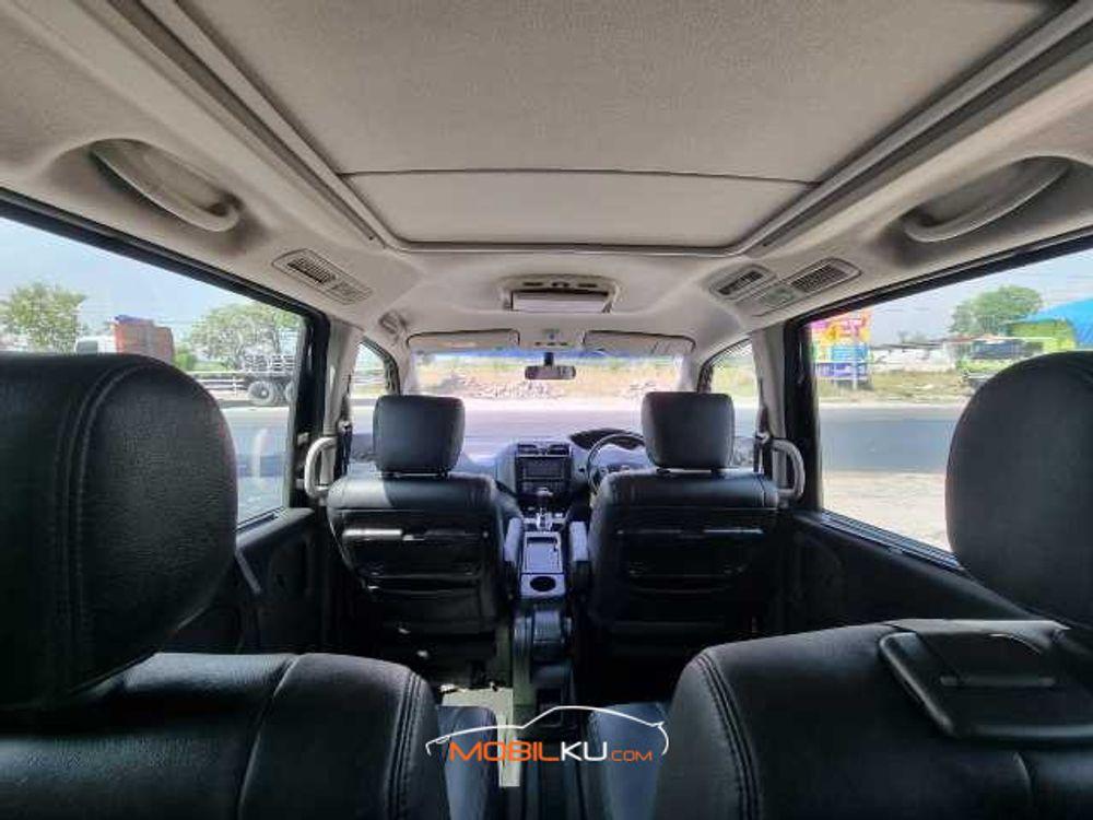 Mobil Nissan Serena 2015