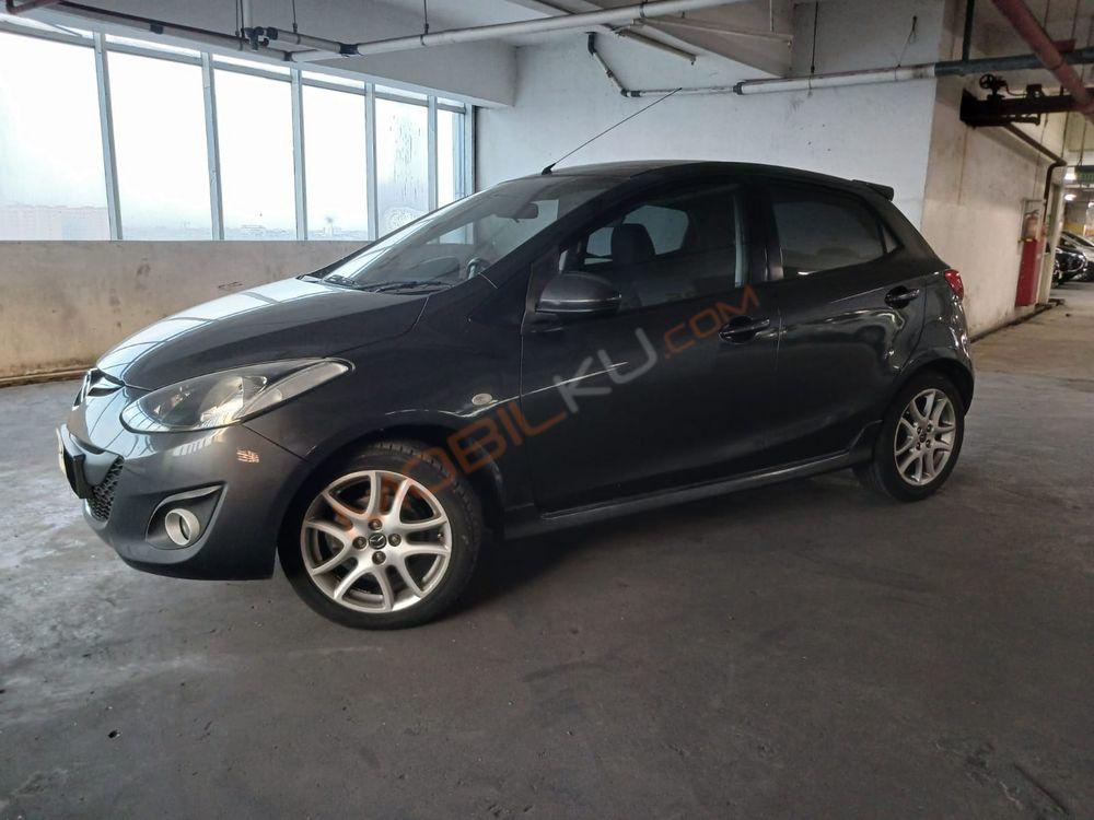 Mobil Mazda 2 Hatchback 2013