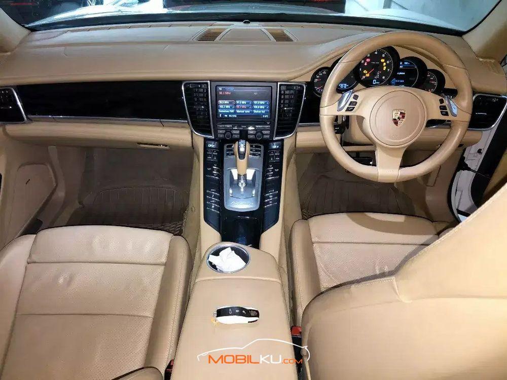 Mobil Porsche Panamera 2012