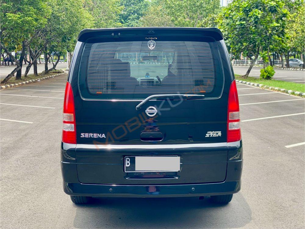 Mobil Nissan Serena 2011