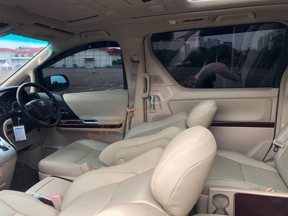 Mobil Toyota Vellfire 2010