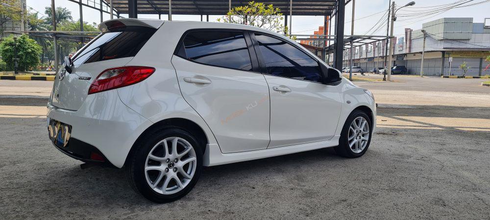 Mobil Mazda 2 Hatchback 2013