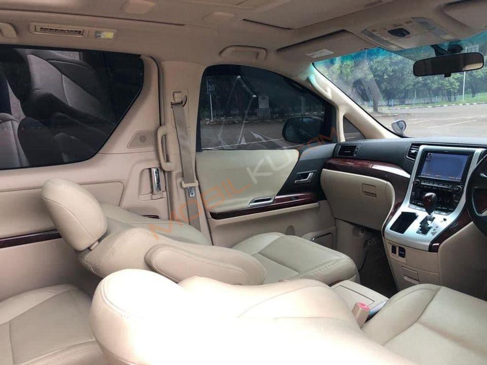 Mobil Toyota Vellfire 2010