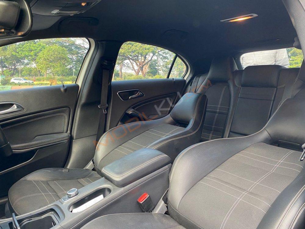 Mobil Mercedes-Benz A-Class 2013