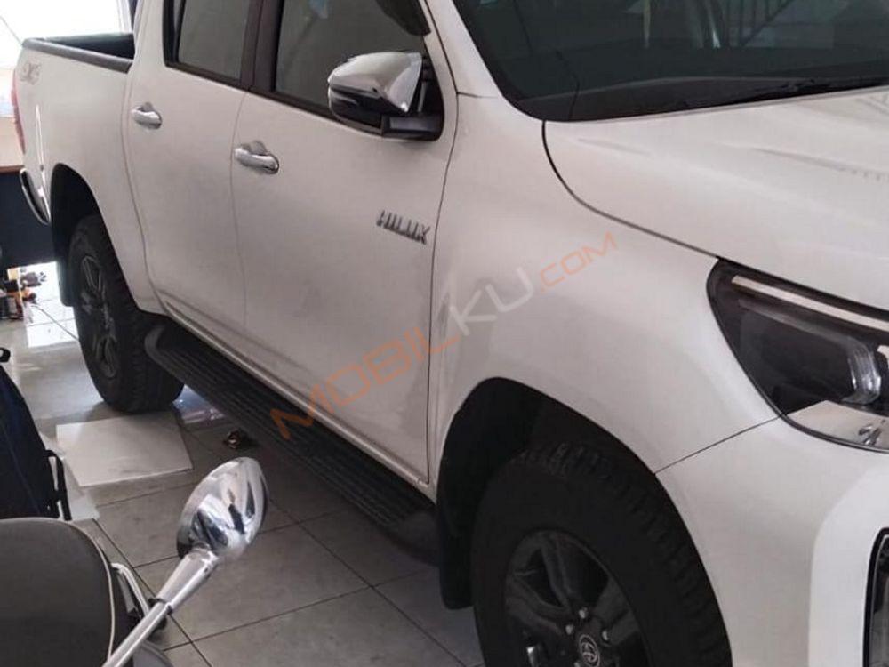 Mobil Toyota Hilux 2023