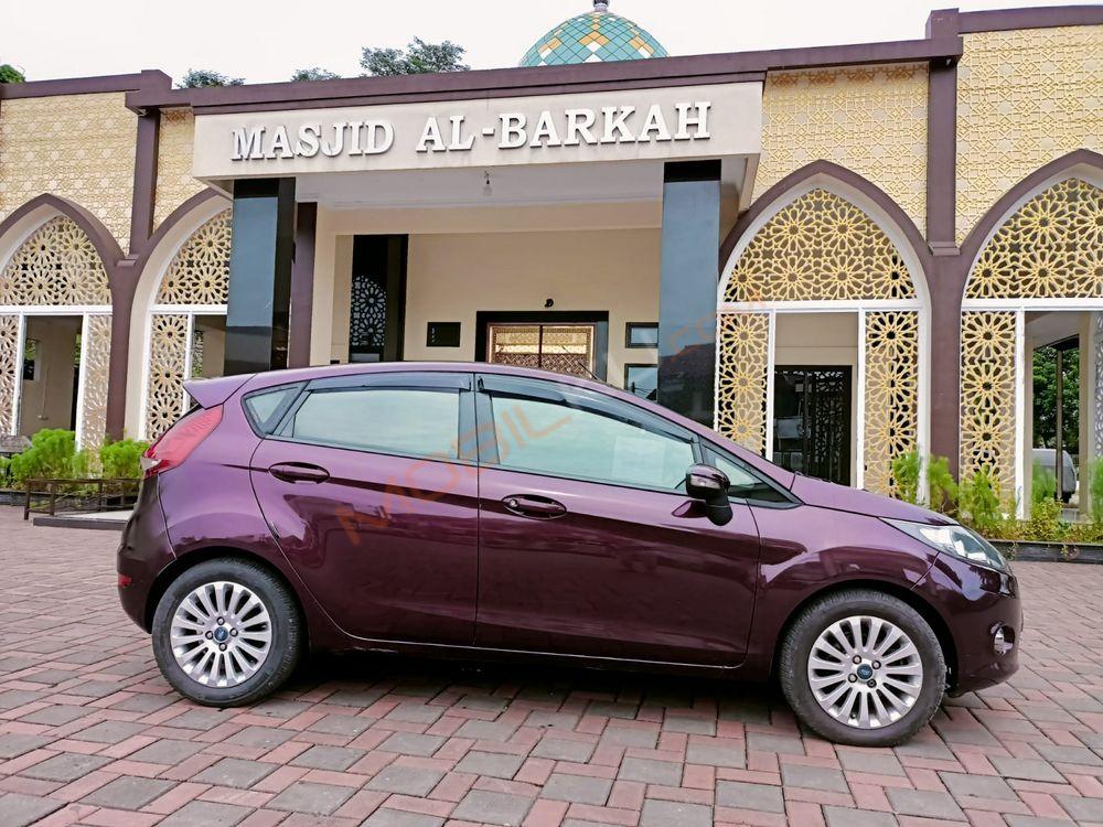 Mobil Ford Fiesta 2012