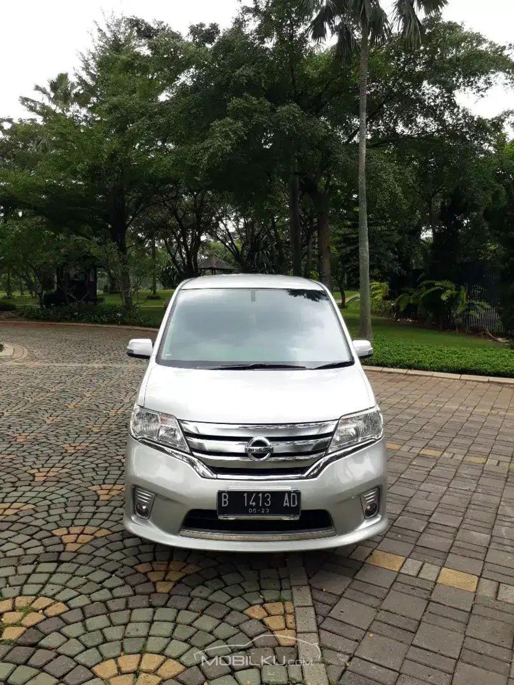 Mobil Nissan Serena 2013