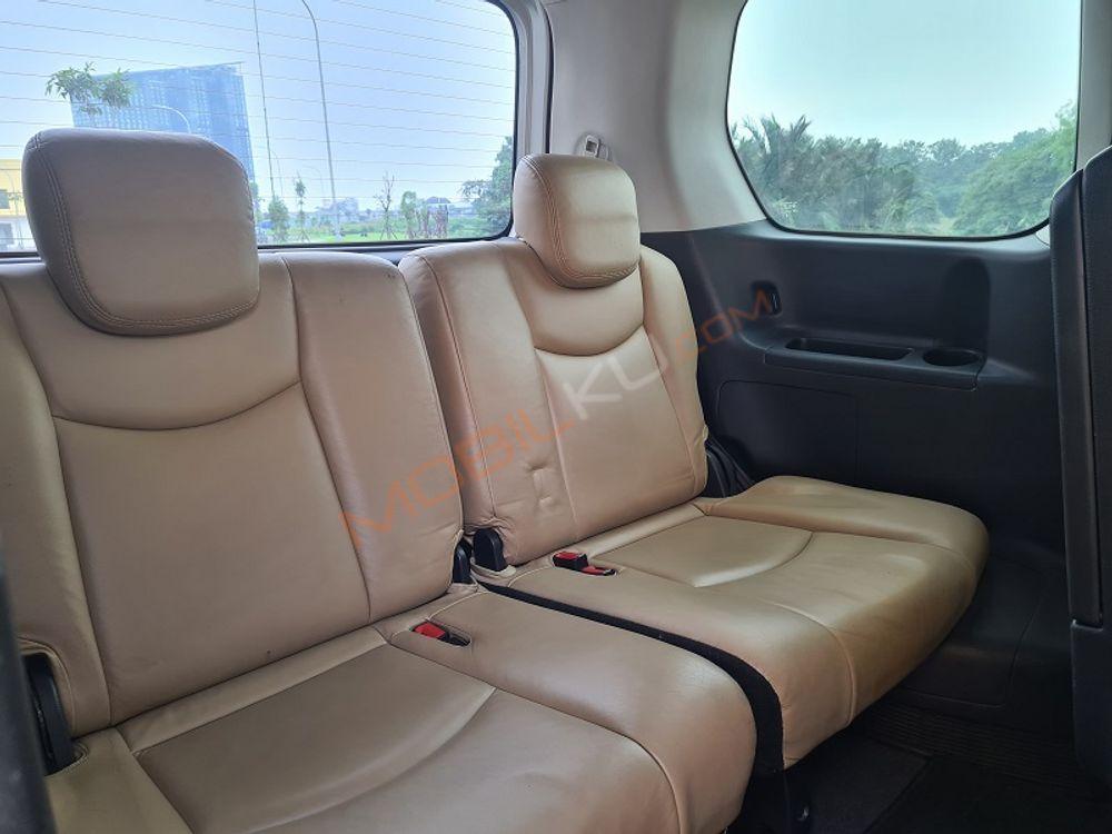 Mobil Nissan Serena 2013