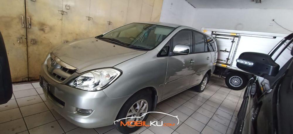 Mobil Toyota Kijang Innova 2005