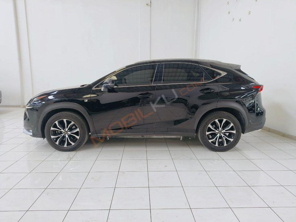 Mobil Lexus NX 2017
