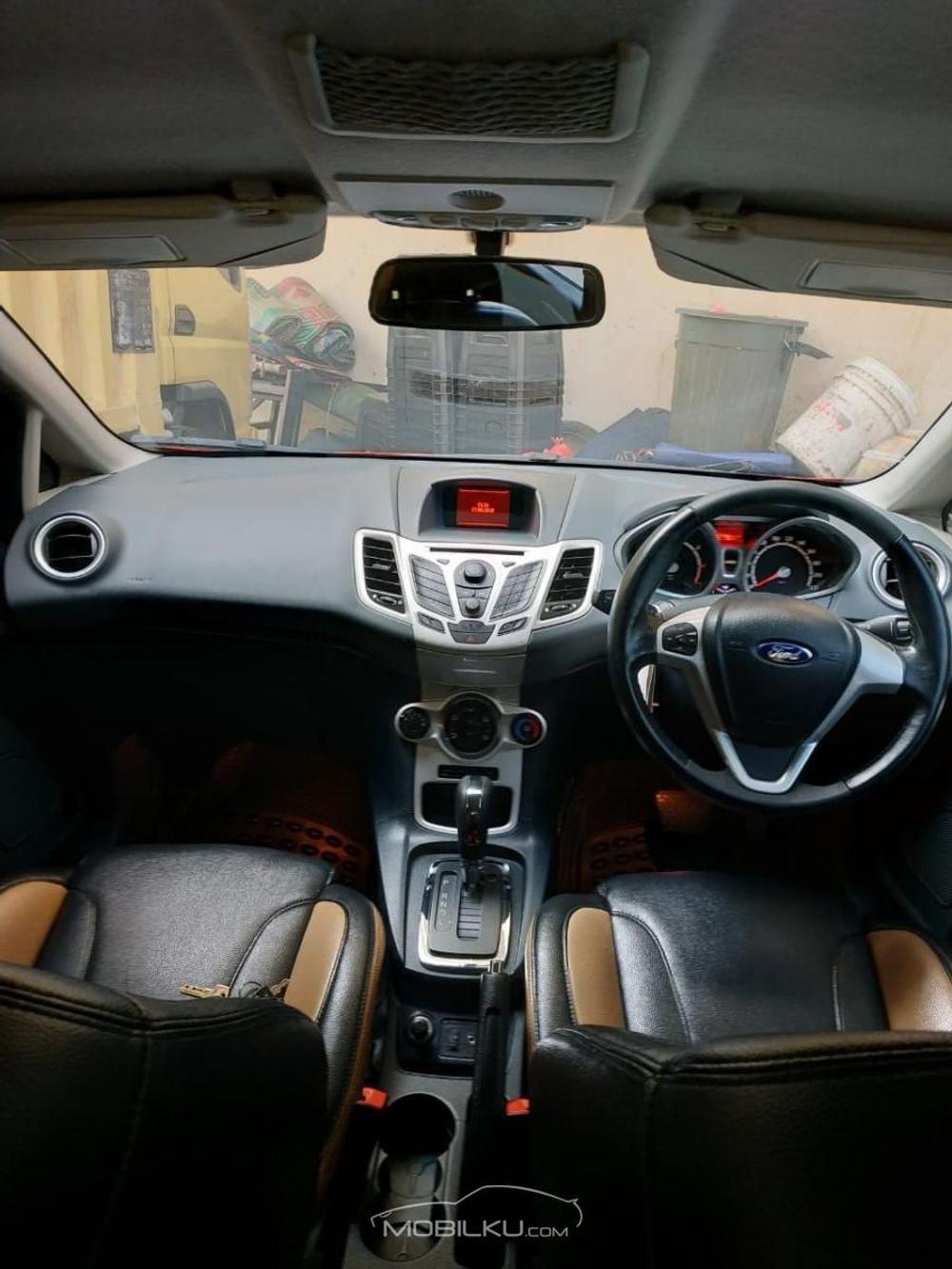 Mobil Ford Fiesta 2012