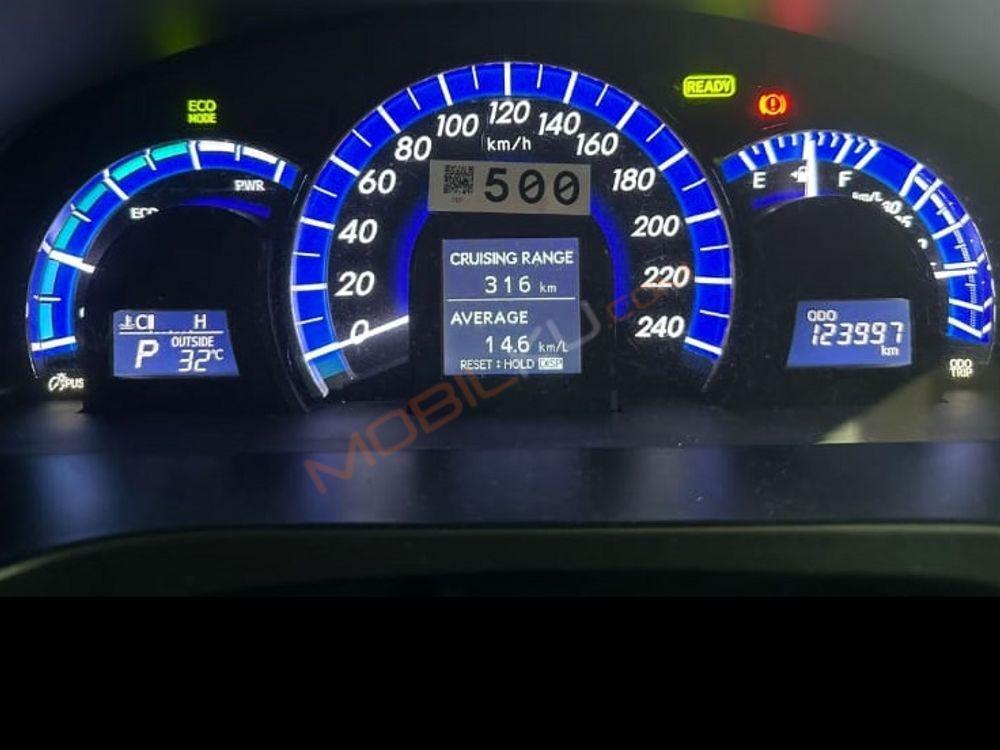 Mobil Toyota Camry 2014