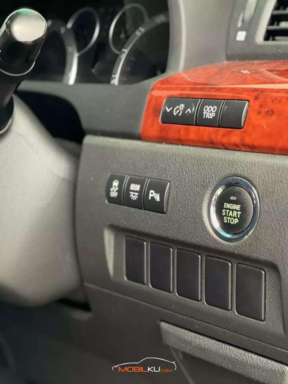 Mobil Toyota Vellfire 2011