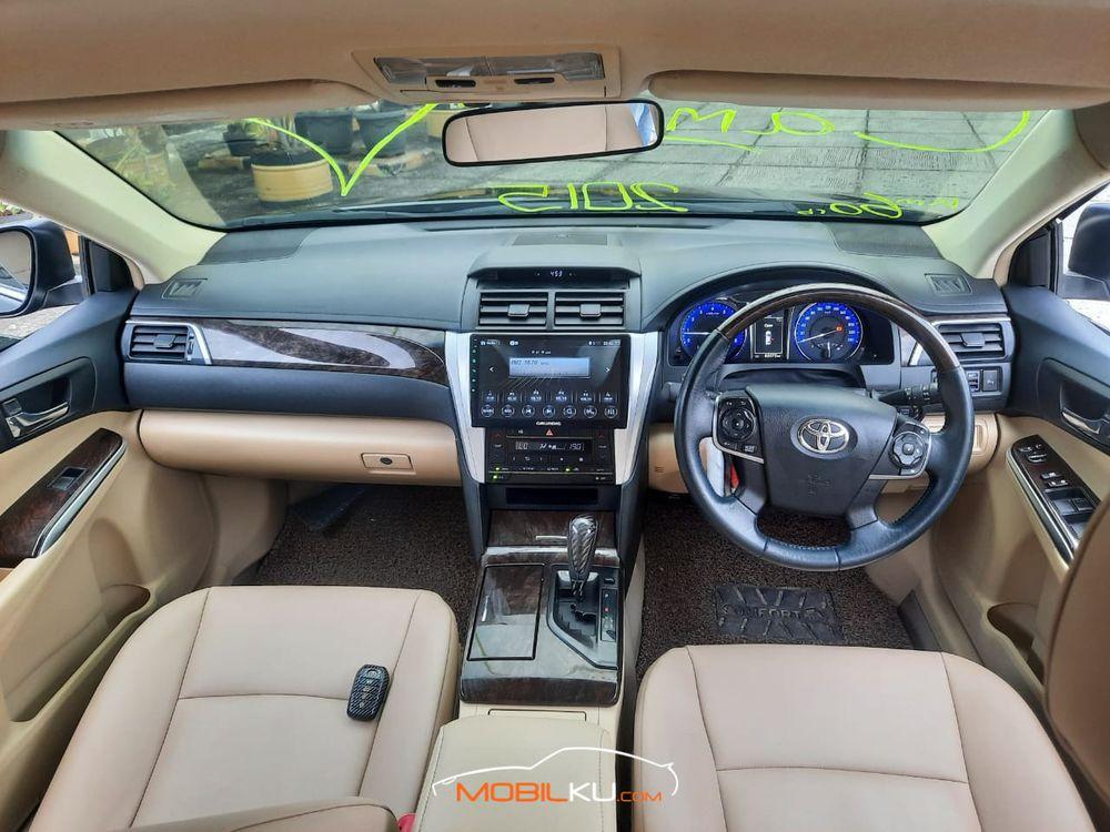 Mobil Toyota Camry 2015
