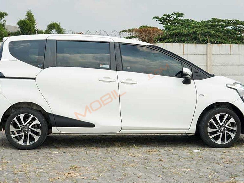 Mobil Toyota Sienta 2018