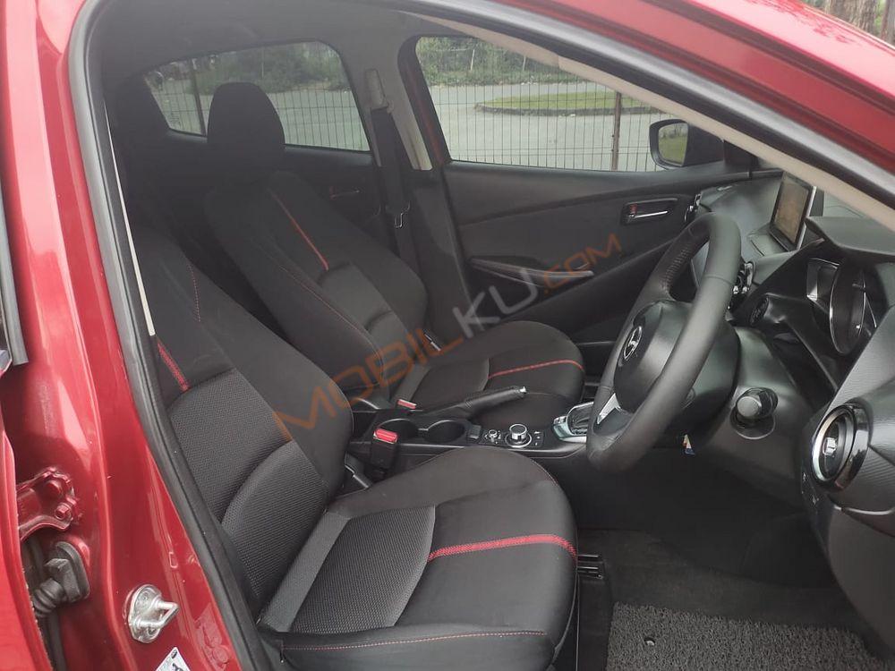 Mobil Mazda 2 Hatchback 2015