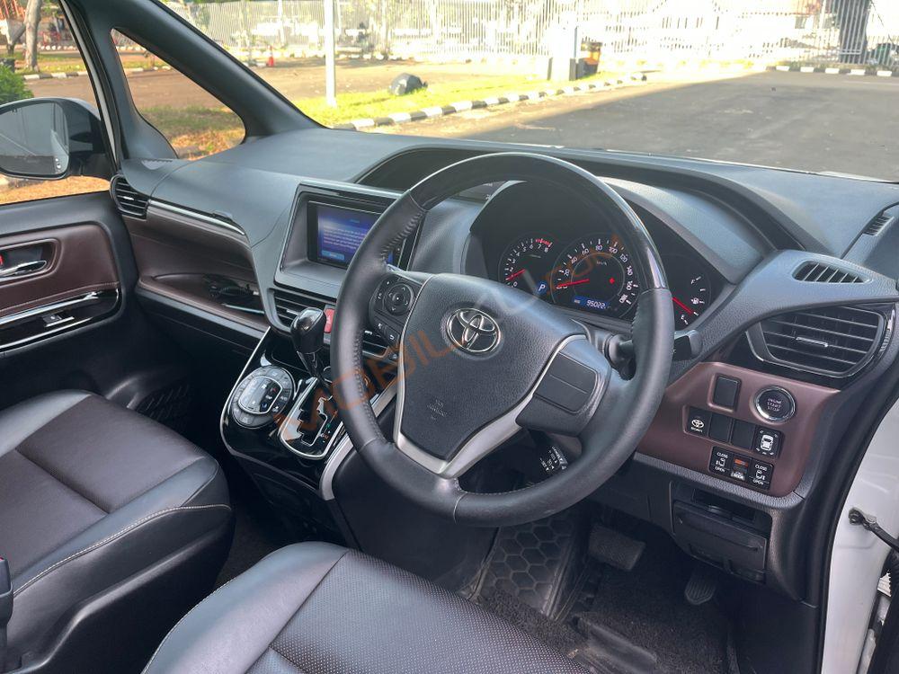 Mobil Toyota Voxy 2019