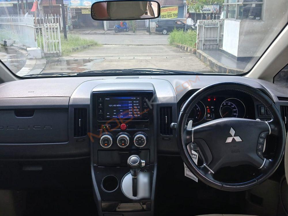Mobil Mitsubishi Delica 2015