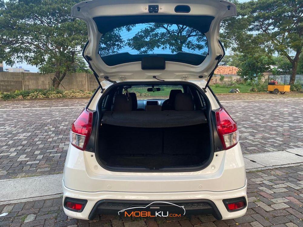 Mobil Toyota Yaris 2015