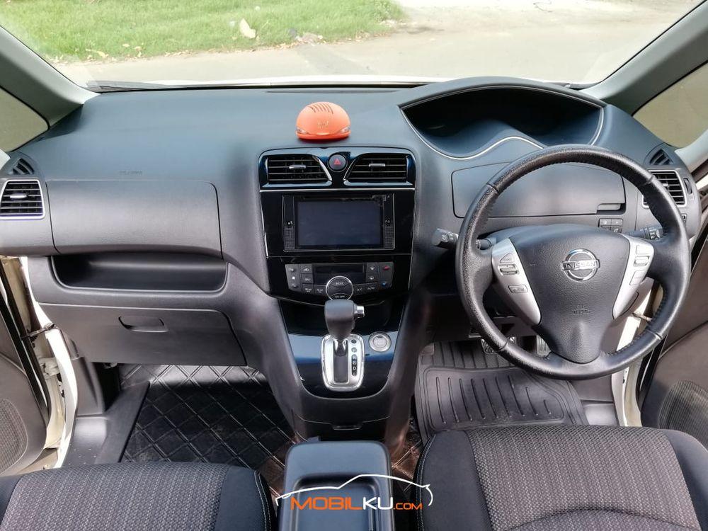 Mobil Nissan Serena 2016