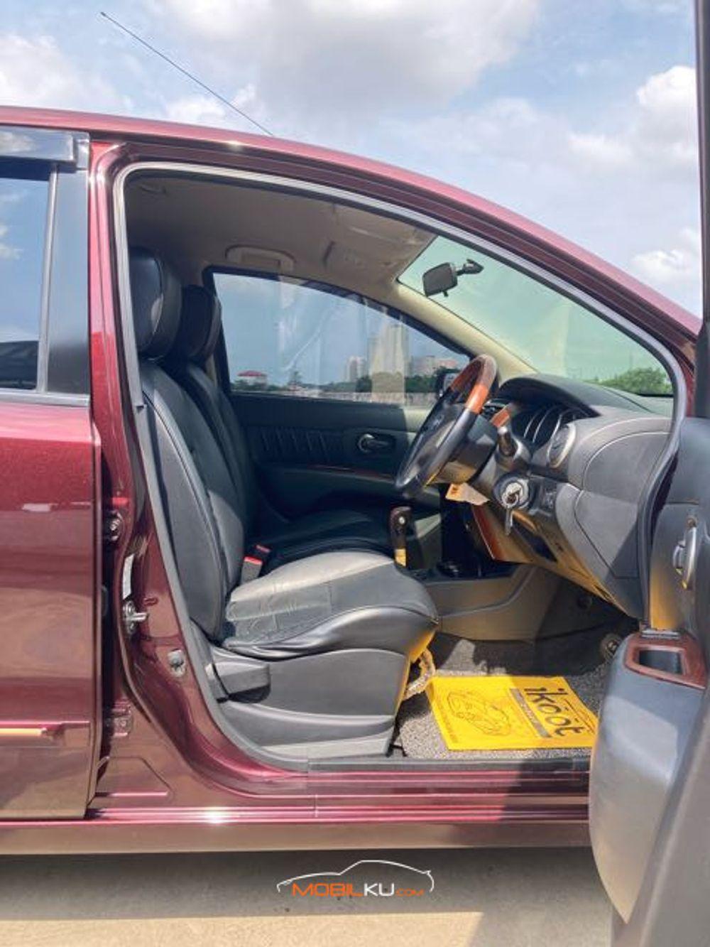 Mobil Nissan Grand Livina 2013