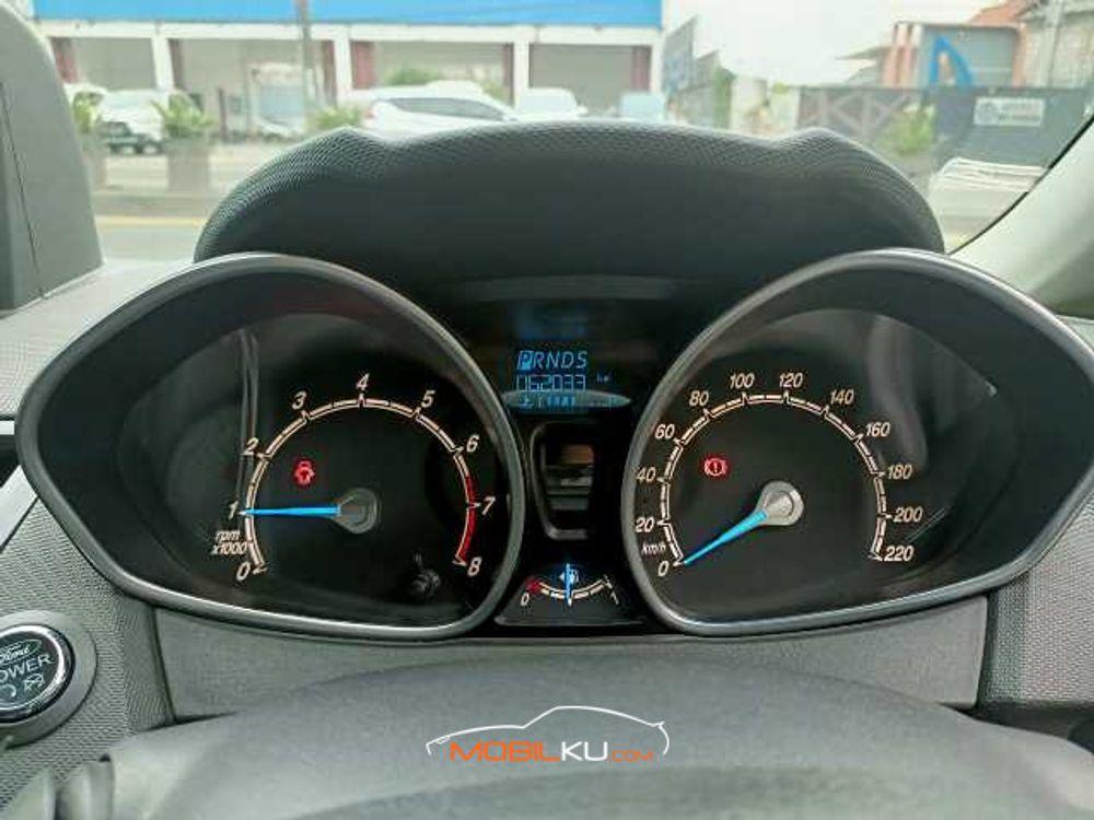 Mobil Ford Fiesta 2014