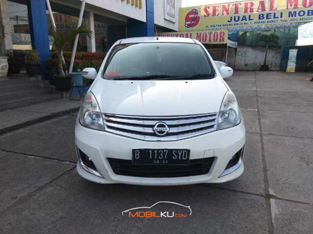 Mobil Nissan Grand Livina 2013