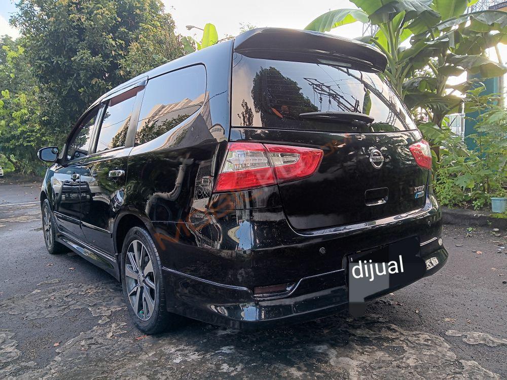 Mobil Nissan Grand Livina 2015