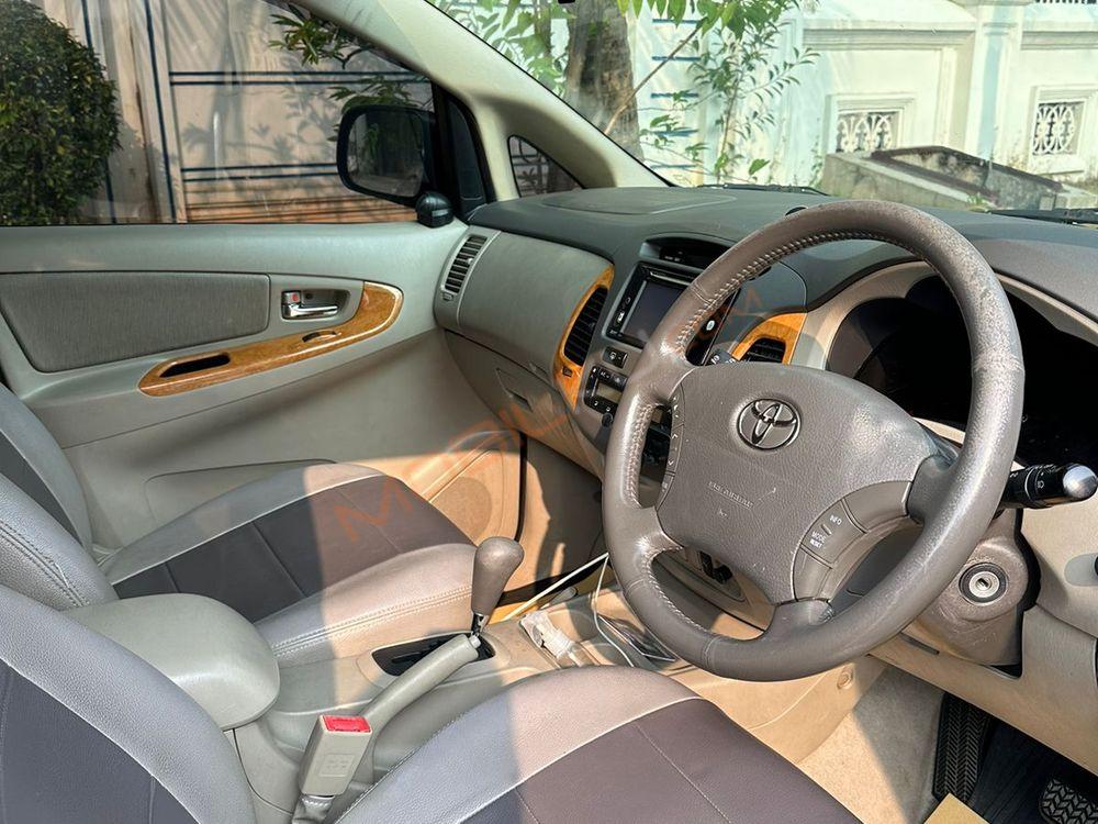 Mobil Toyota Kijang Innova 2011