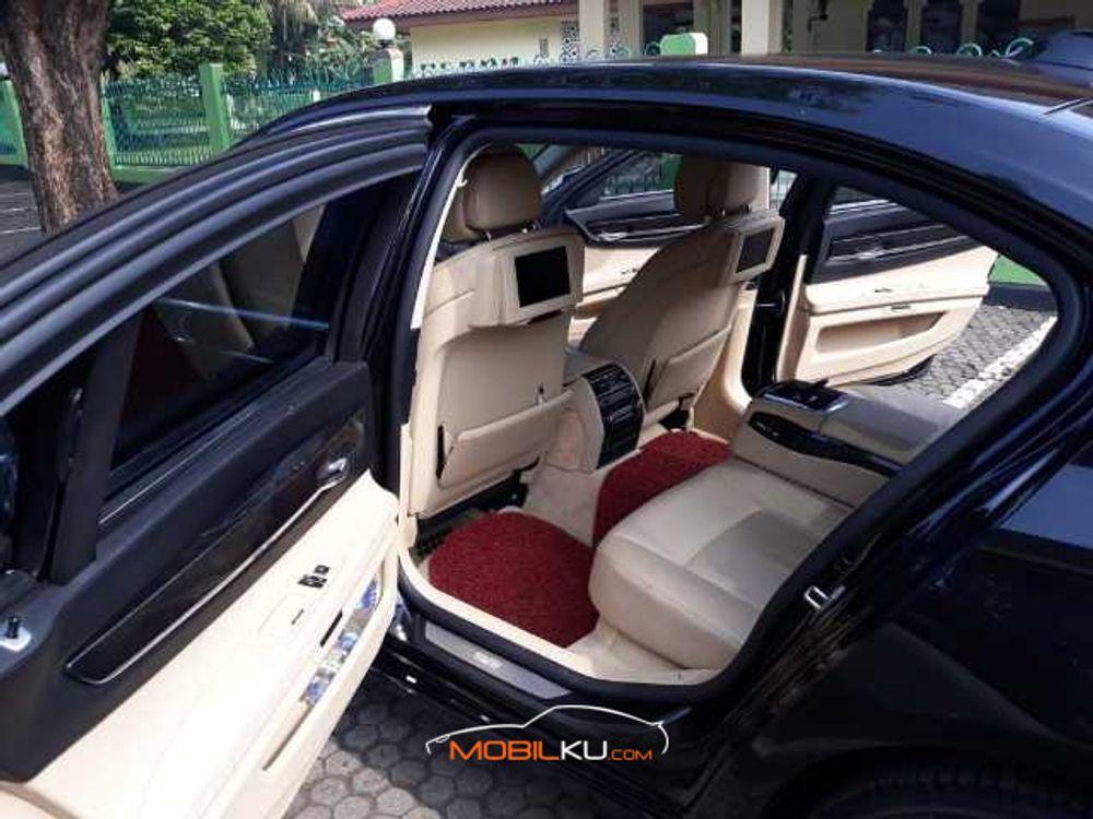 Mobil BMW 7 Series 2011