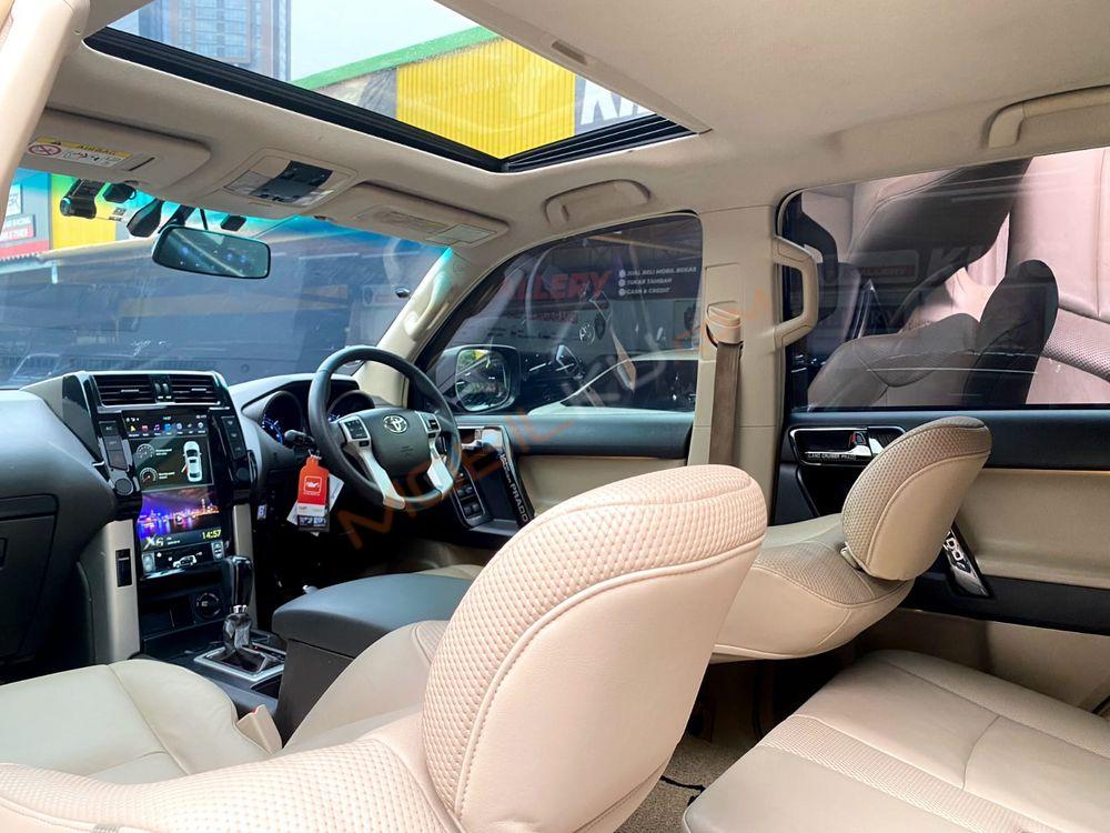 Mobil Toyota Land Cruiser 2013