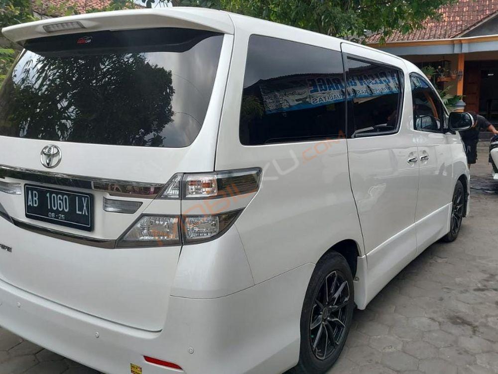 Mobil Toyota Vellfire 2013