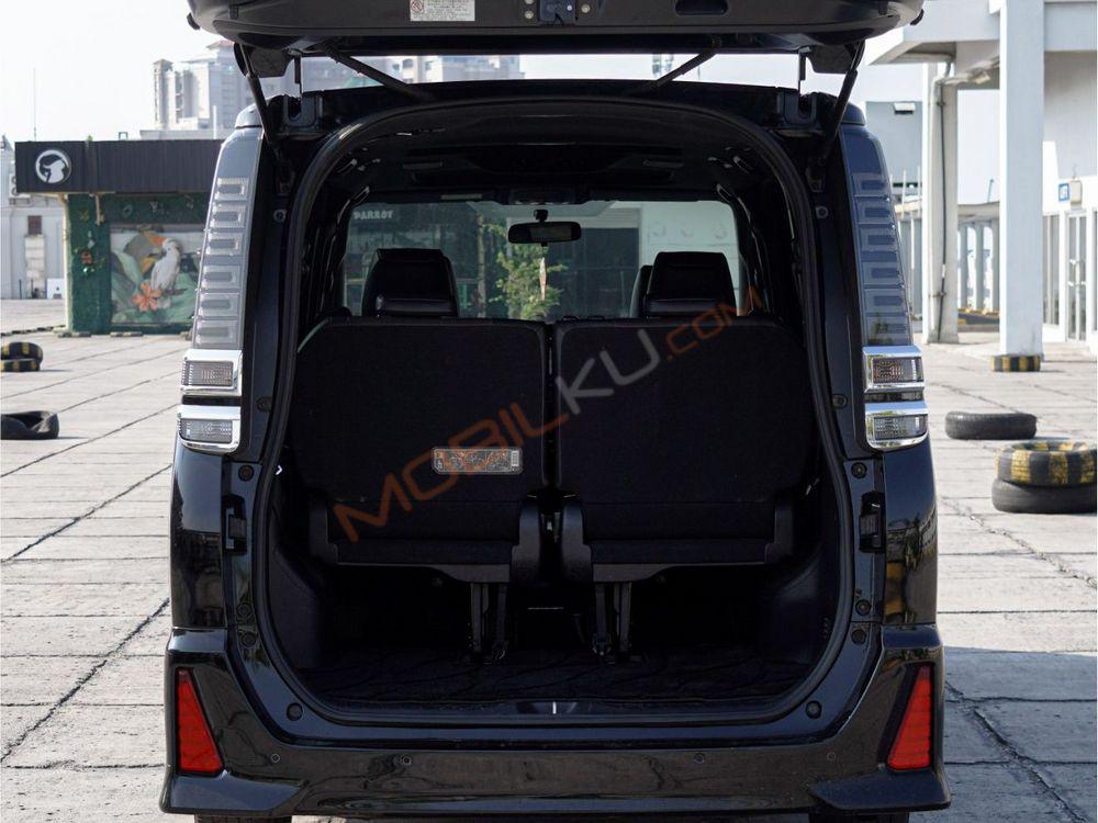 Mobil Toyota Voxy 2018