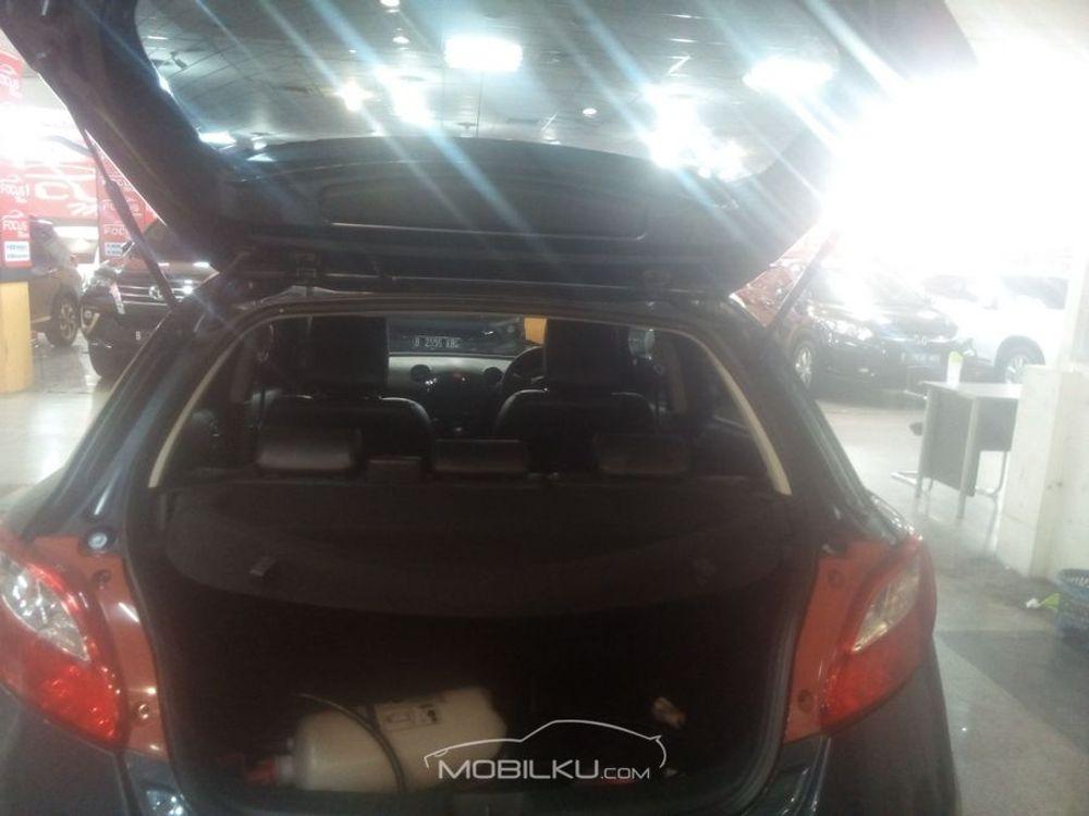 Mobil Mazda 2 Hatchback 2013
